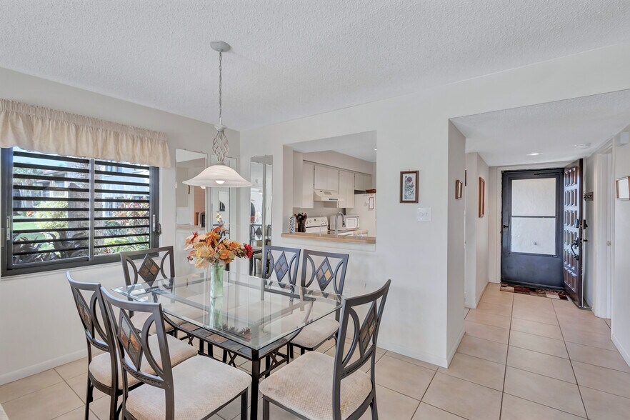 Dining area - 5224 Lake Village Dr