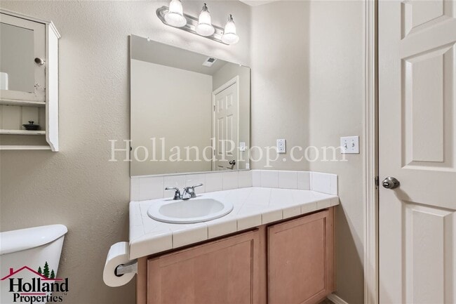 Building Photo - Spacious Townhome with A/C, Gas Fireplace & Water/Sewer Included!