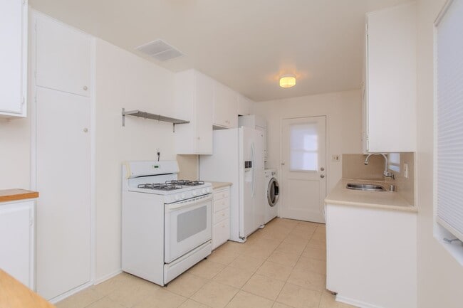 Building Photo - Spacious 2 bedroom / 1 bath home in Pacific Beach / Crown Point!