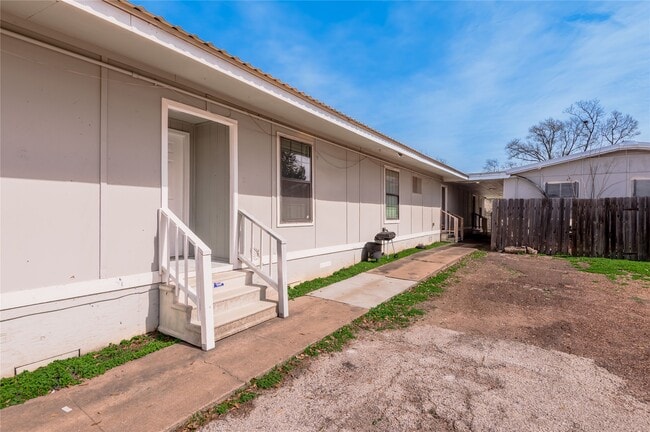 Building Photo - 626 University Ave