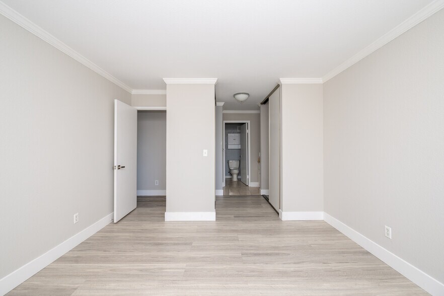 Building Photo - 851 Woodside Way