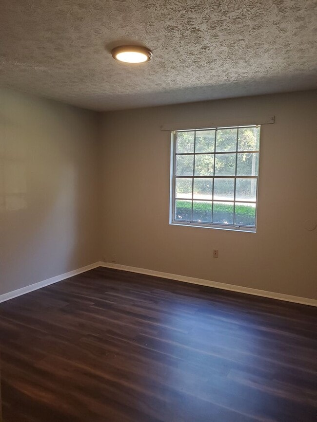 Building Photo - 2 Bedroom 1 Bathroom Downstairs unit with off street parking in Midtown Savannah