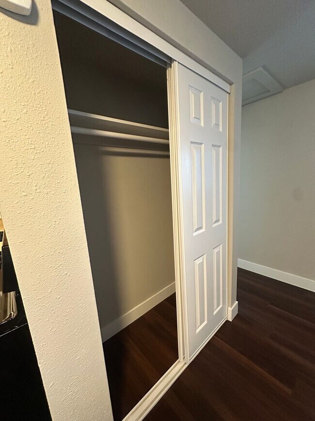 Building Photo - Newport Ave Triplex - 00404-NEWP-00