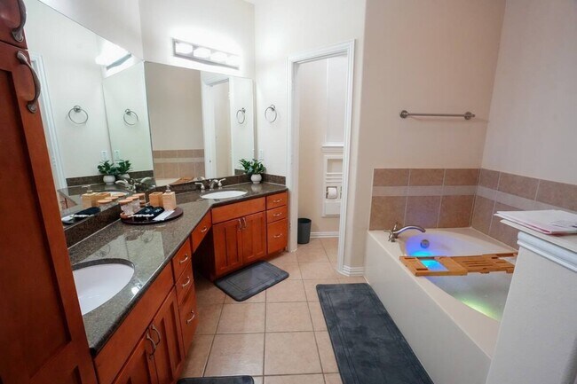 Building Photo - 5625 Dolores St