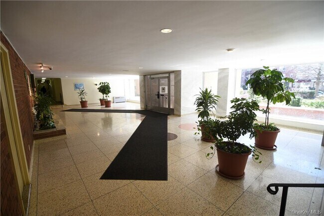 Building Photo - 2 Sadore Ln