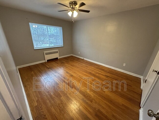 Building Photo - 5933 Oakwood Ave