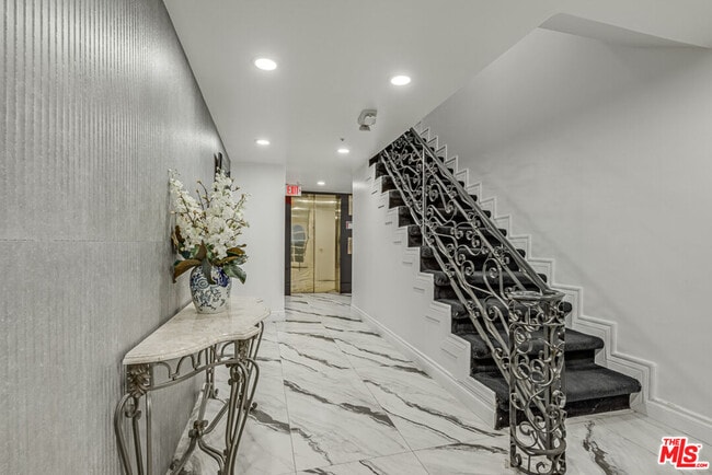 Building Photo - 342 N Palm Dr