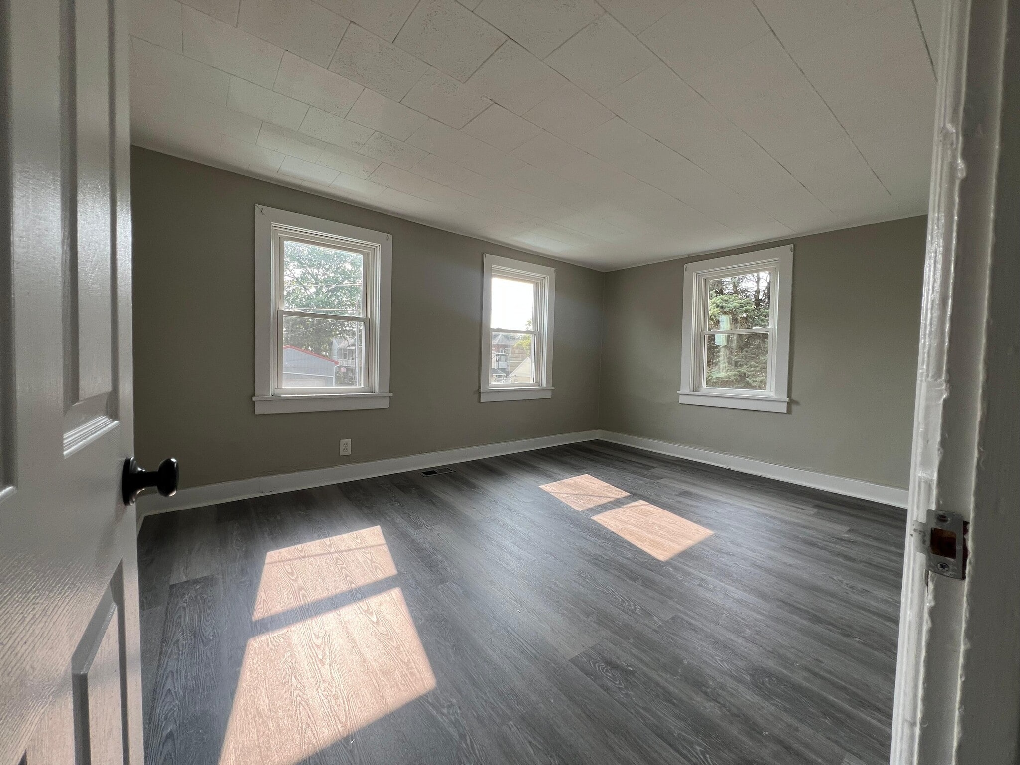 Room 2 - 25 Girard Ave