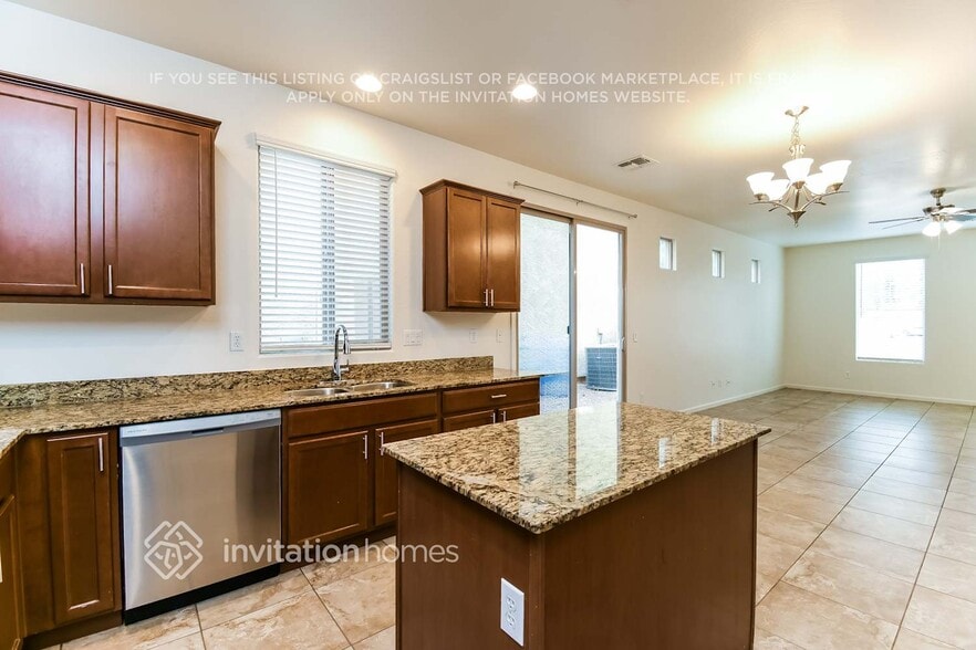 Building Photo - 1427 S Moccasin Trail