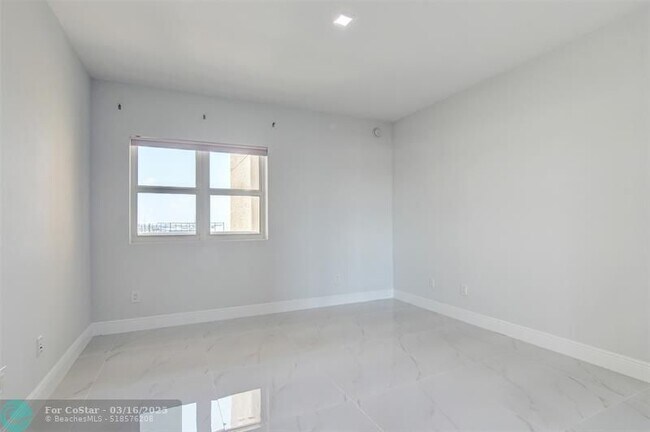 Building Photo - 2650 Lake Shore Dr