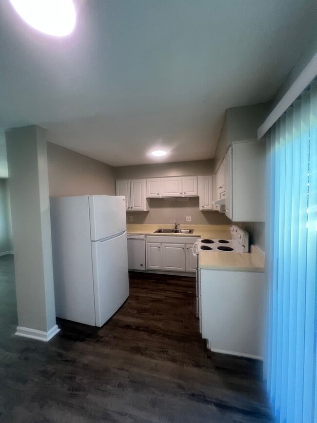Building Photo - 1 bedroom/ 1 bathroom condo for ONLY $1050...
