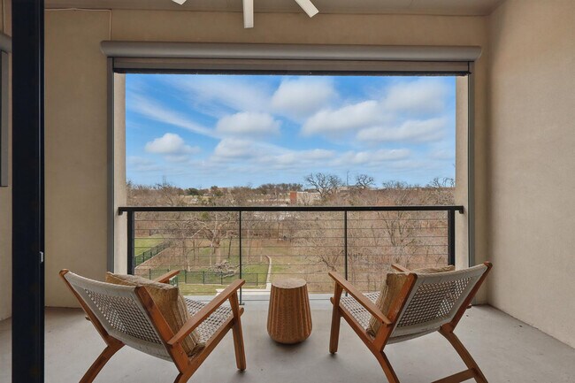 Building Photo - 428 Highwood Trl