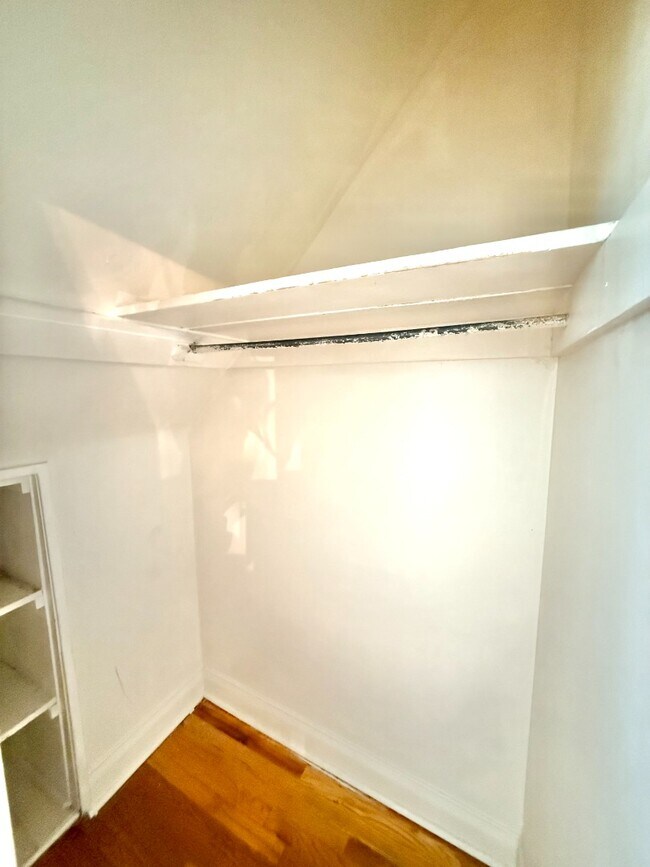 Building Photo - Top floor Studio Apartment in Capitol Hill! Available NOW!