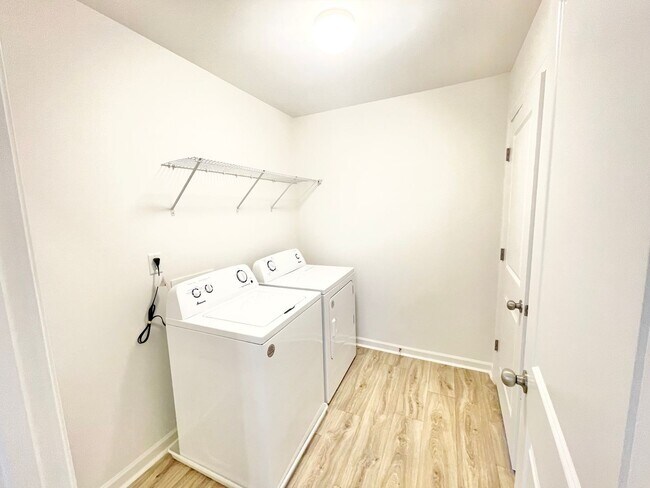 Building Photo - Paired Home 3br 2.5ba minutes from I-77 and I-40 Tour today!