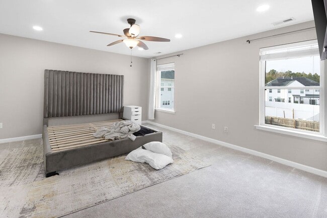 Building Photo - 4 Bed 2.5 Bath