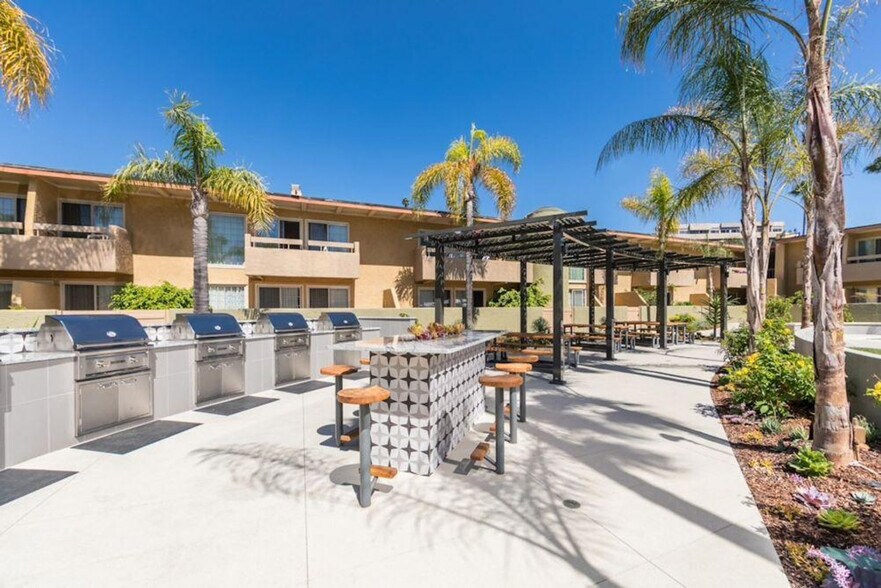 Building Photo - 514 Via De La Valle