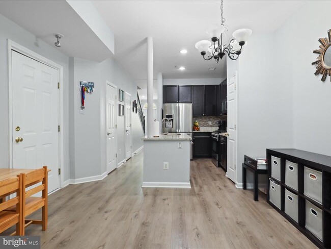 Building Photo - 2665 Manhattan Pl