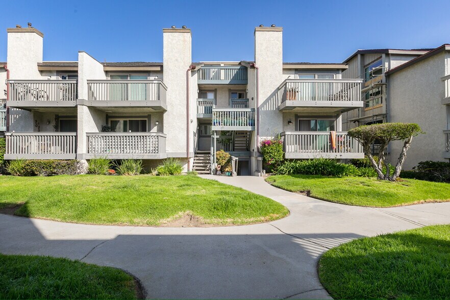 Building Photo - 3042 Sunset Ln
