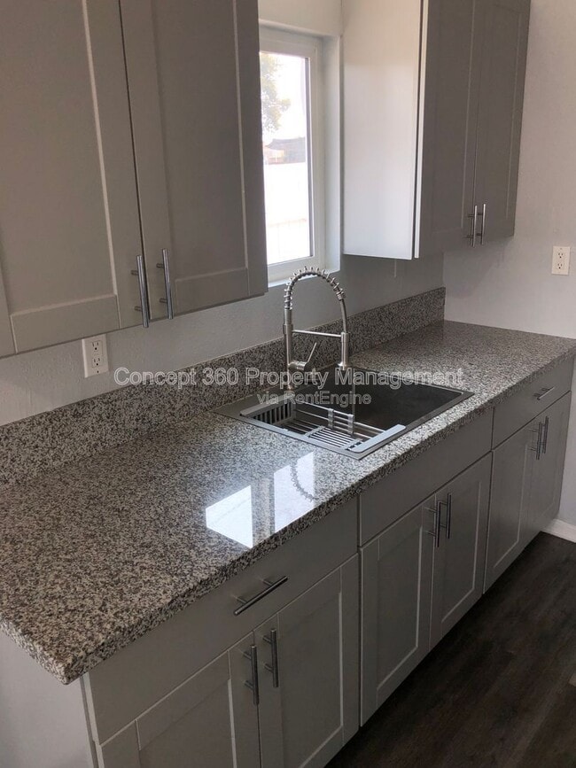 Building Photo - 1910 E 59th St