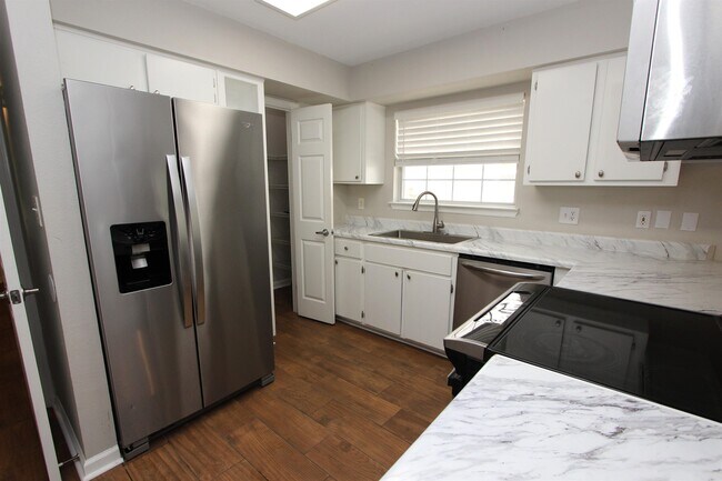 Building Photo - 2534 Golden Park Ln