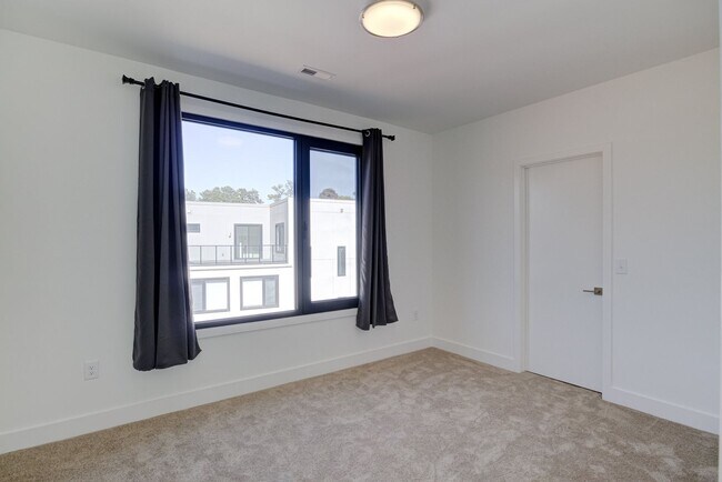 Building Photo - Luxury 3 Bed Townhome in Durham RTP