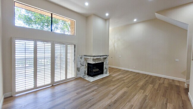 Building Photo - Beautifully Remodeled 3 Bed 3 Bath Townhou...