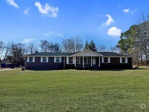 Building Photo - Private 3 bedroom/2 bath home on 2 acres!