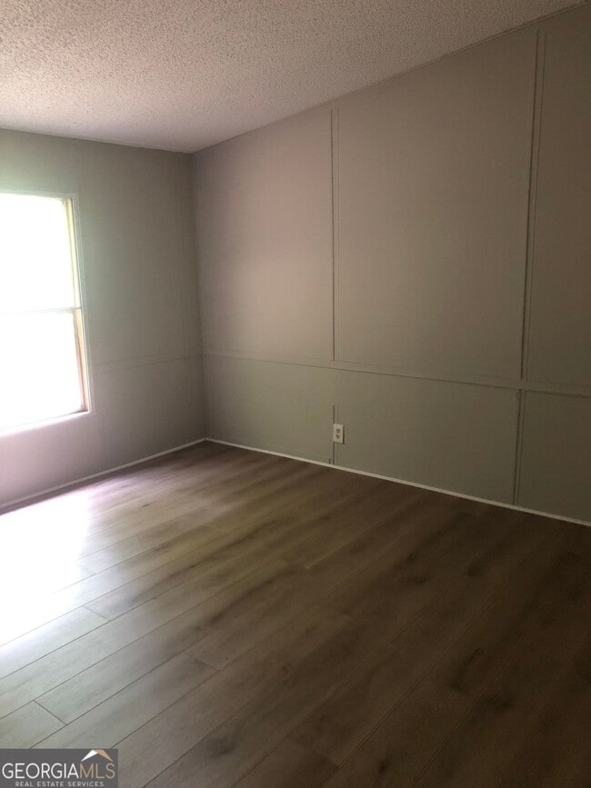 Building Photo - 983 Squirrel Hollow Rd