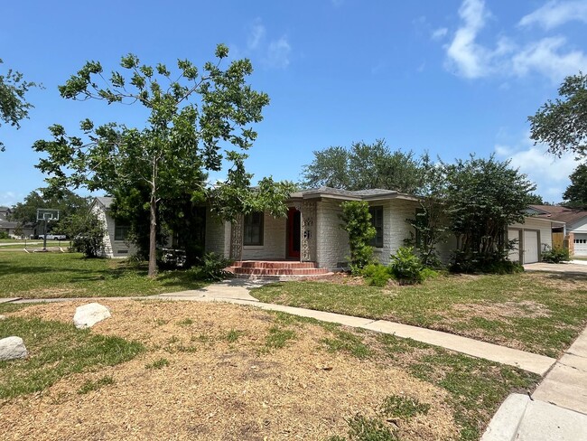 Building Photo - UPDATED HOME IN LAMAR PARK!!