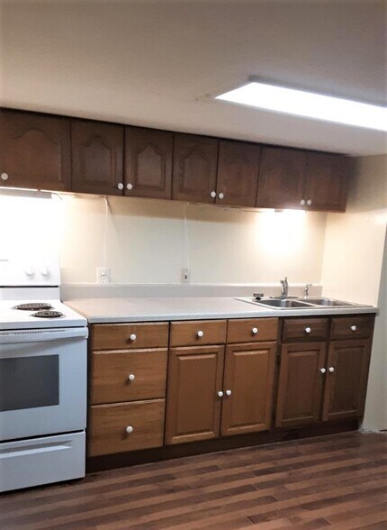 Kitchen Stove Sink Cabinets - 234 W Willow St