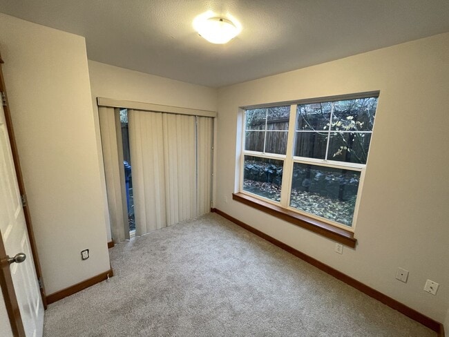Building Photo - Wedgwood Townhome