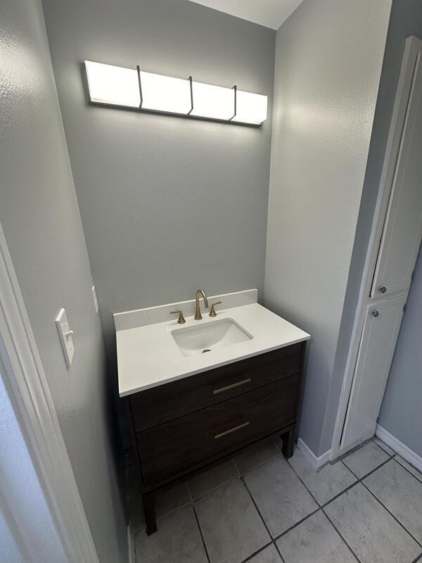 Building Photo - 500 Lincoln St