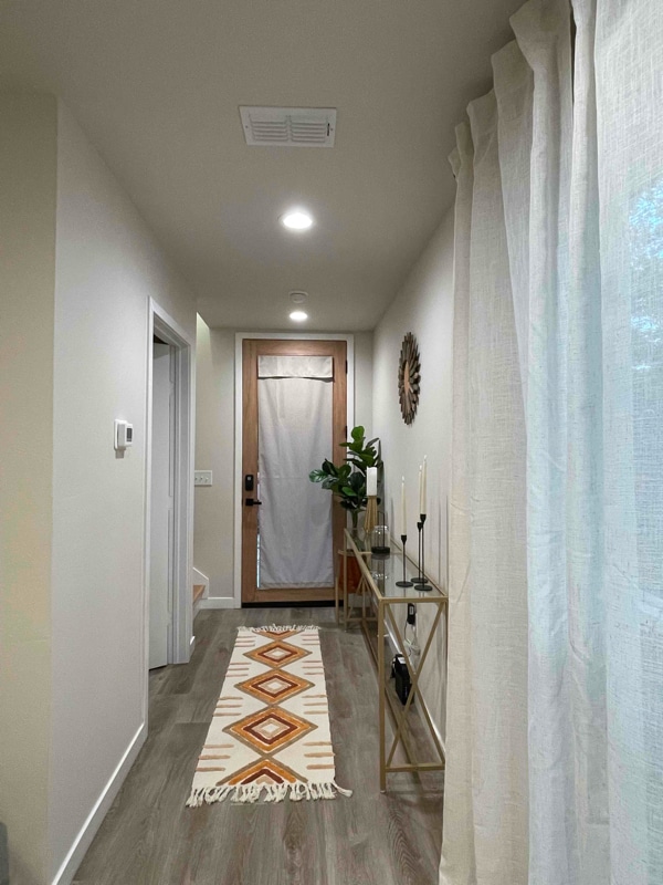 Building Photo - 605 E 7th St