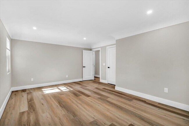 Building Photo - 525 Lamara Way NE