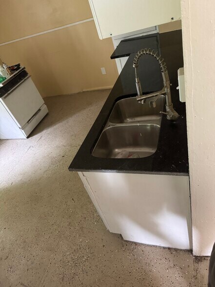 Kitchen side - 143 York St