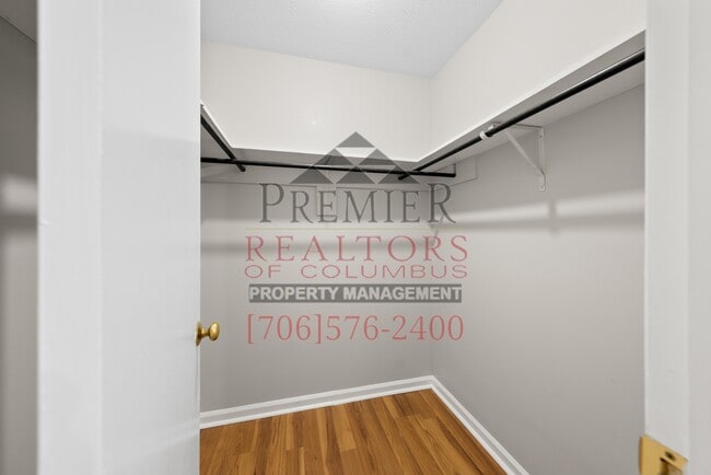 Building Photo - 6634 Hensley Dr