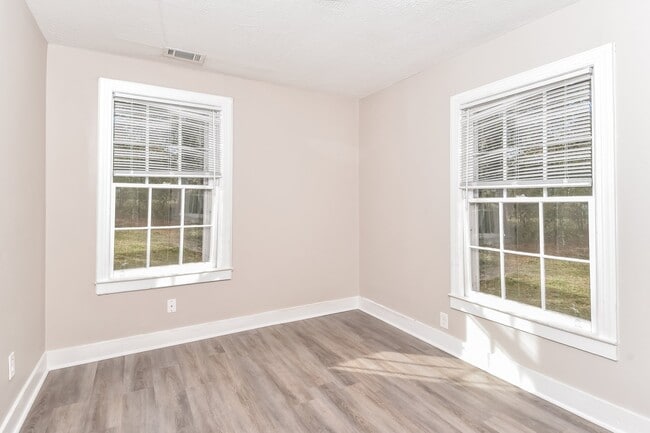 Building Photo - 2117 Roosevelt Dr