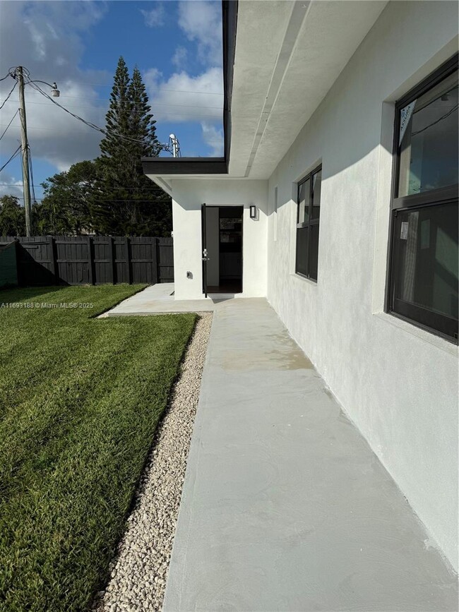 Building Photo - 2 bedroom in Hallandale FL 33009