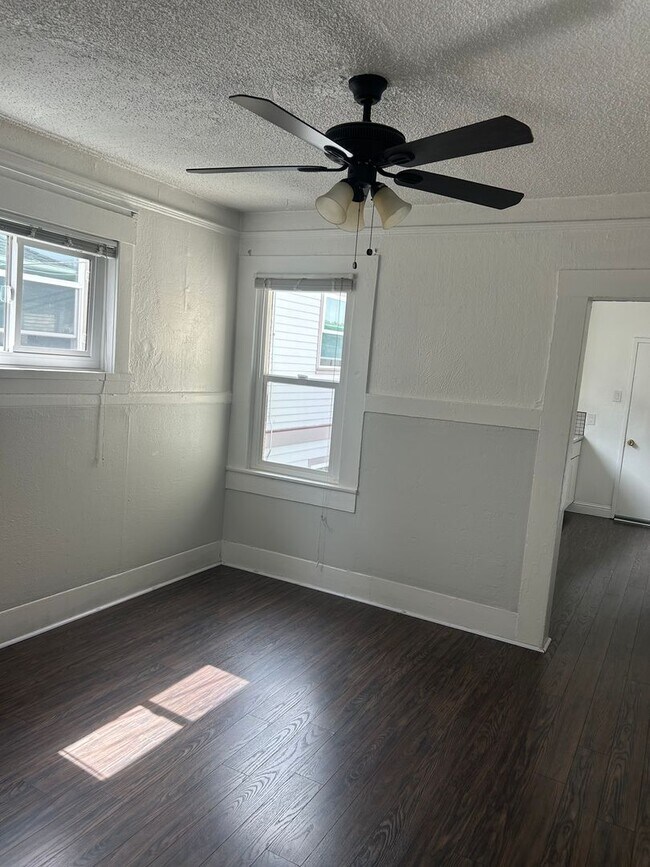 Building Photo - 725 44th St