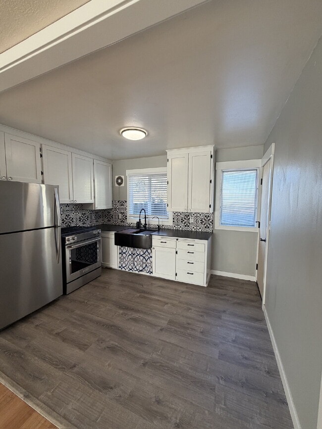 Building Photo - Bright 2-Bedroom Tri-plex, Near Parks and Transportation