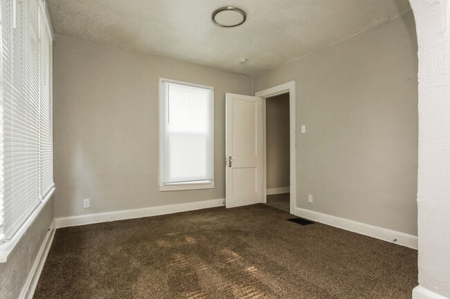 Building Photo - 3316 E 59th St