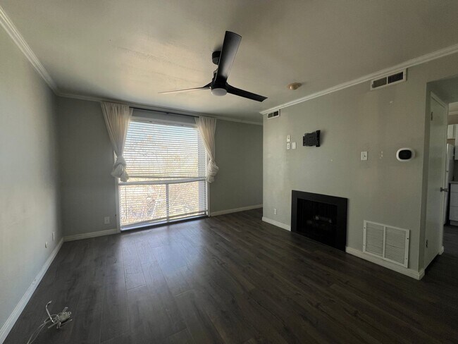 Building Photo - Take a Look at This 2 Bedroom 1 Bathroom Home in Salt Lake City Ut!!