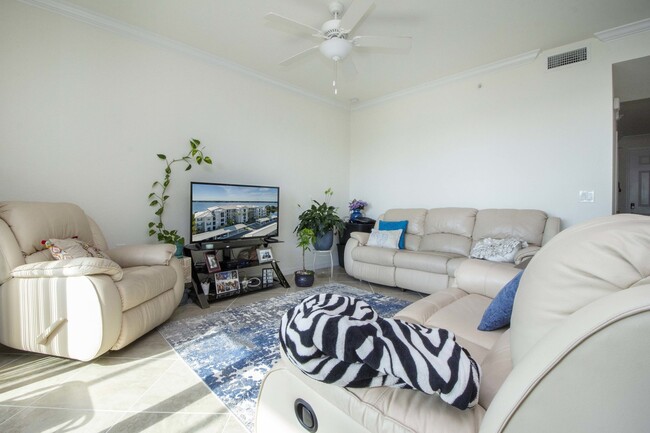 Building Photo - Riverfront Condo - 2 bed - 2 bath for rent