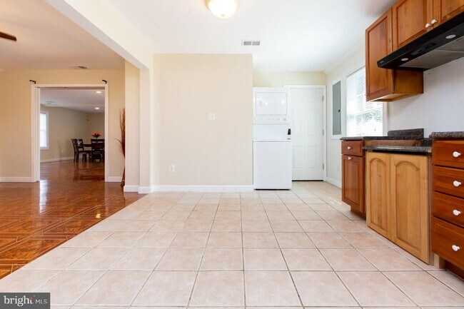 Building Photo - 303 Lincoln Ave