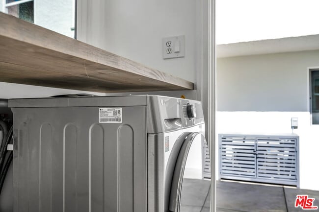 Building Photo - 3330 Caroline Ave