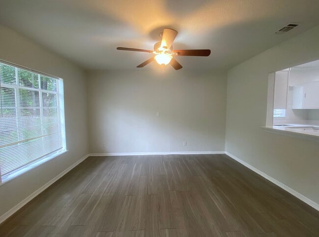 Building Photo - Newly Remodeled 3 bd | 2 ba Available Now! Located near Basse Rd/Blanco Rd minutes from Alamo Qua...