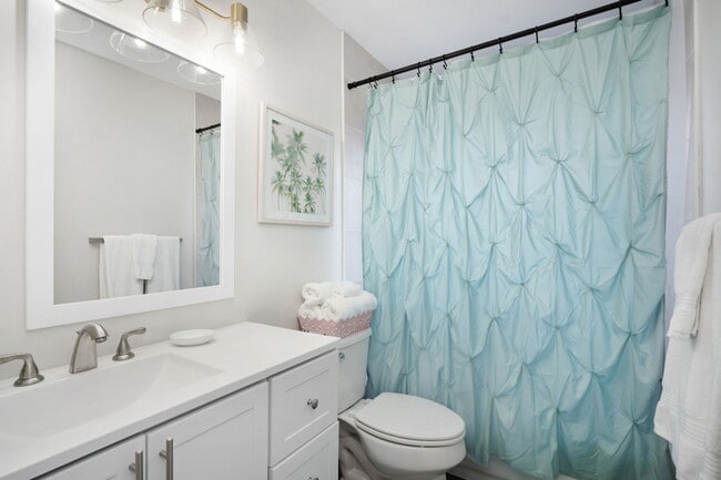 Building Photo - Furnished Chic Monthly Rental Home in Bradenton, FL VACA or Short Term