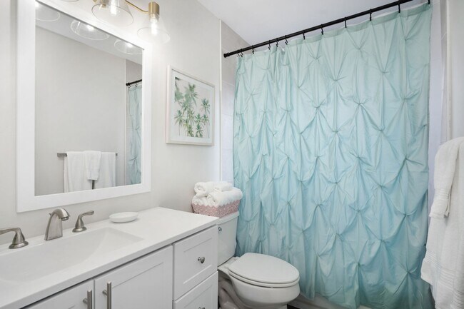 Building Photo - VACA or Short Term Furnished Chic Monthly Rental Home in Bradenton, FL