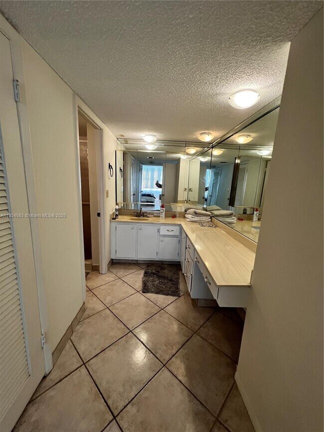 Building Photo - 6039 Collins Ave