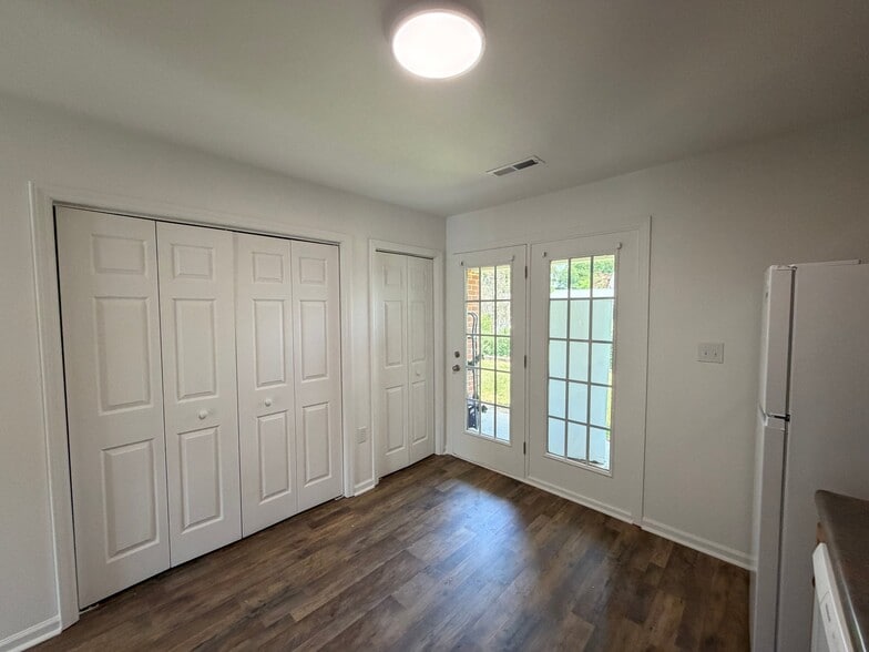 Building Photo - 326 Cedar St